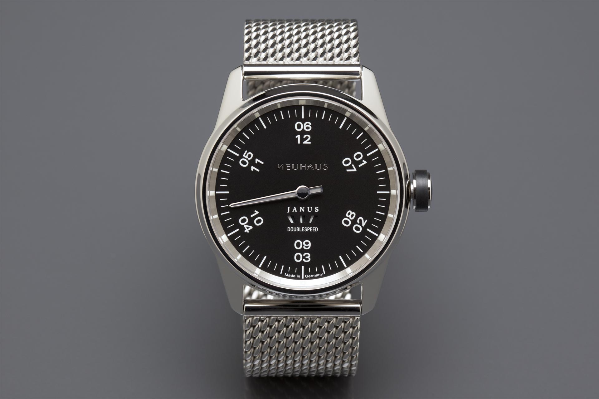 Einzeigeruhr von NEUHAUS Timepieces, Modell JANUS DoubleSpeed, frontal