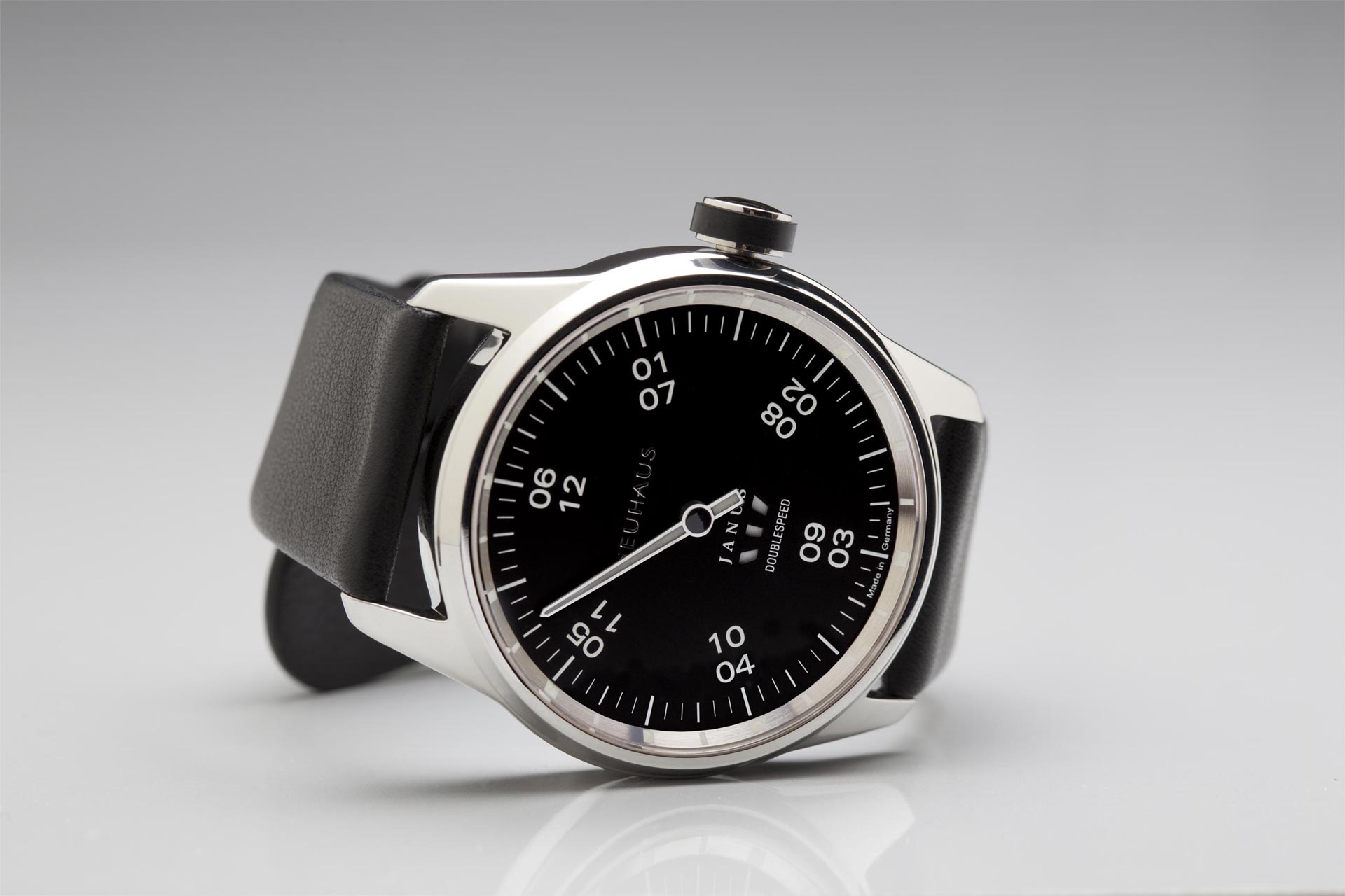 Einzeigeruhr von NEUHAUS Timepieces, Modell JANUS DoubleSpeed ds08N mit Lederband mobil