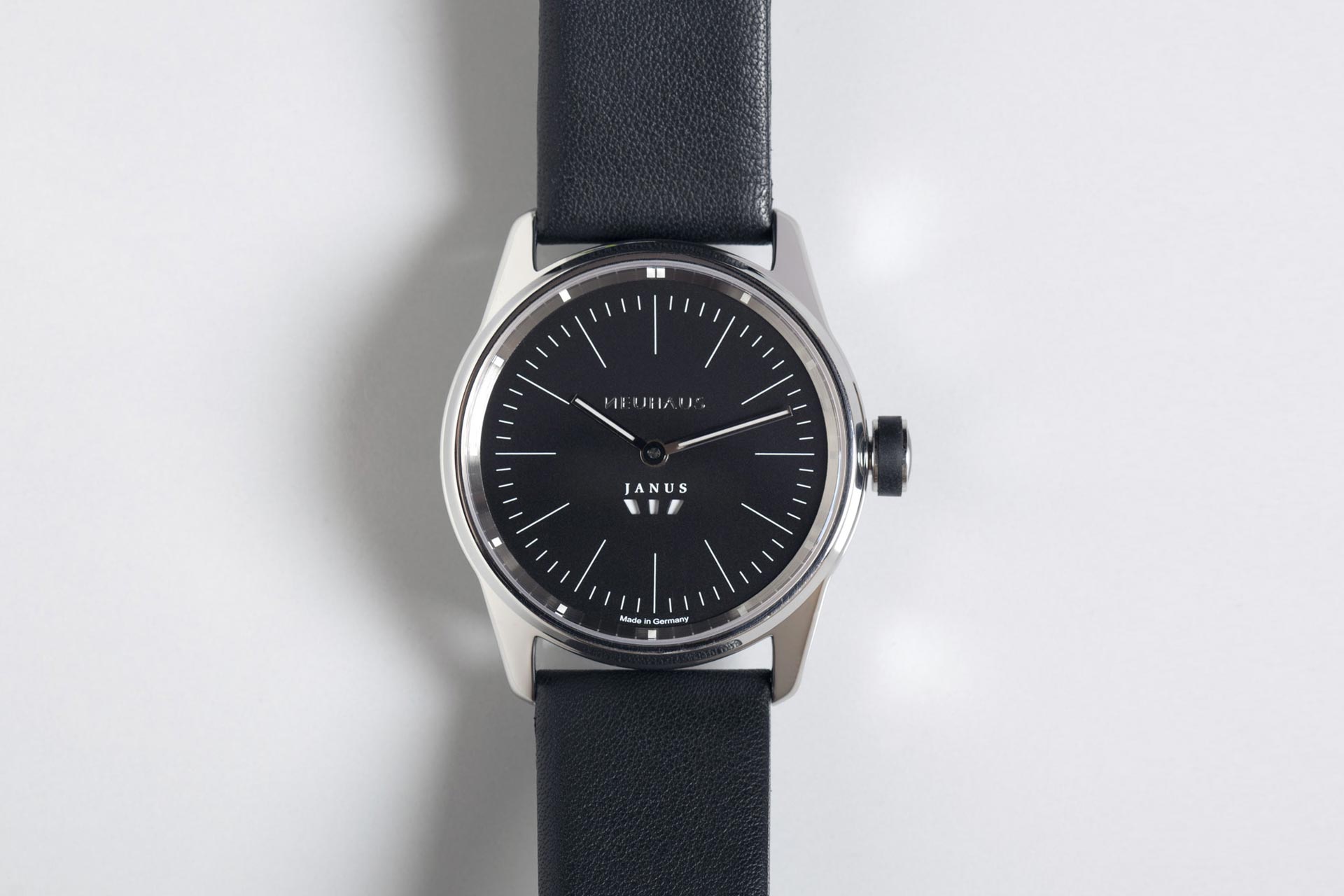 Zweizeigeruhr von NEUHAUS Timepieces, Modell JANUS minimal mobil top