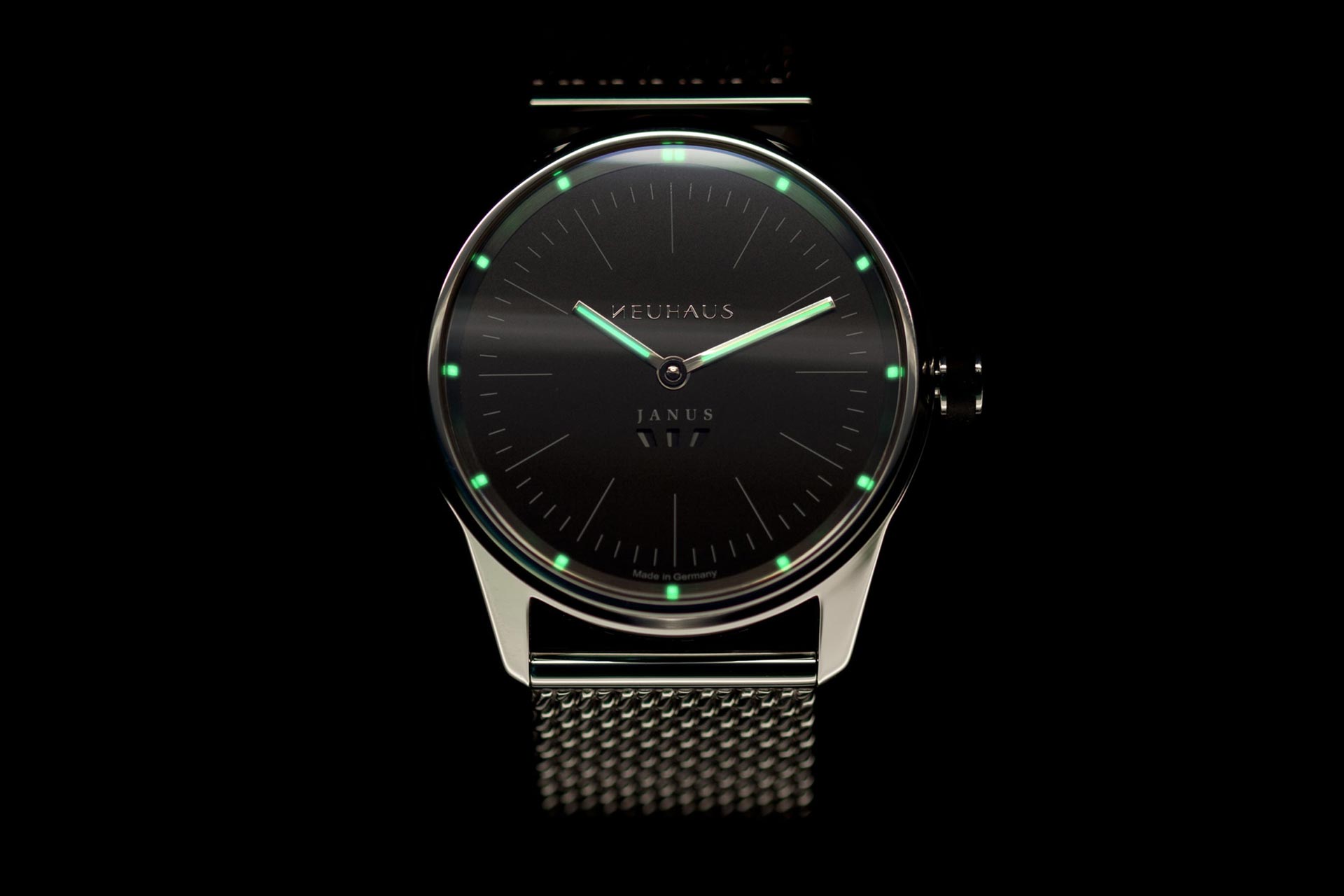 Zweizeigeruhr von NEUHAUS Timepieces, Modell JANUS minimal, mobil leuchtend