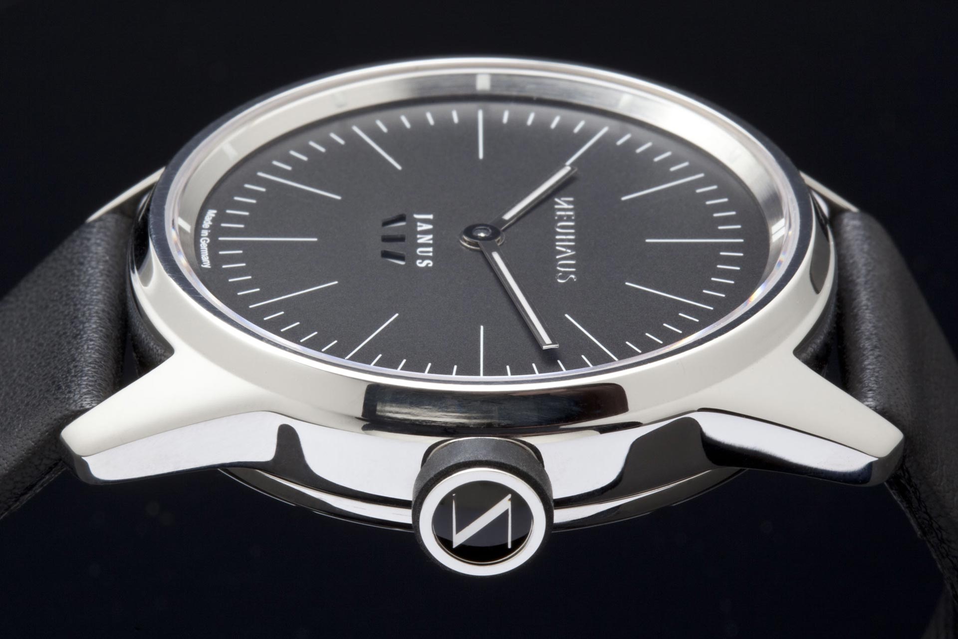 Zweizeigeruhr von NEUHAUS Timepieces, Modell JANUS minimal, mobil seitlich