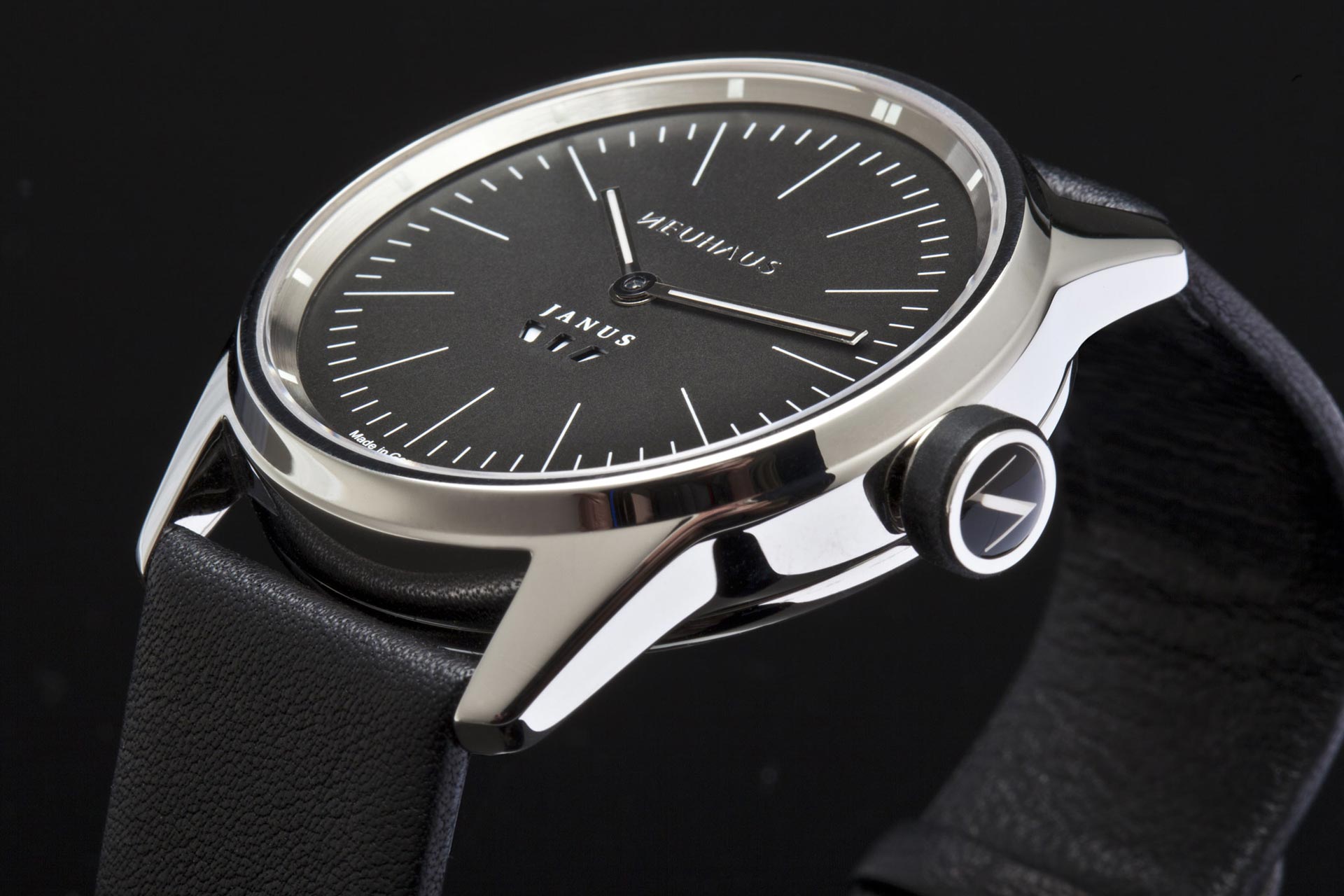 Zweizeigeruhr von NEUHAUS Timepieces, Modell JANUS minimal,  mobil schraeg
