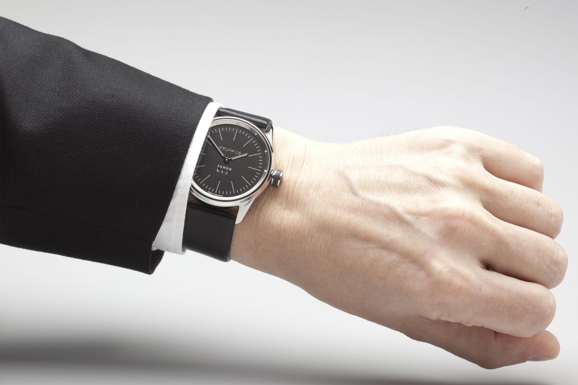 Zweizeigeruhr von NEUHAUS Timepieces, Modell JANUS minimal, mobil wristshot