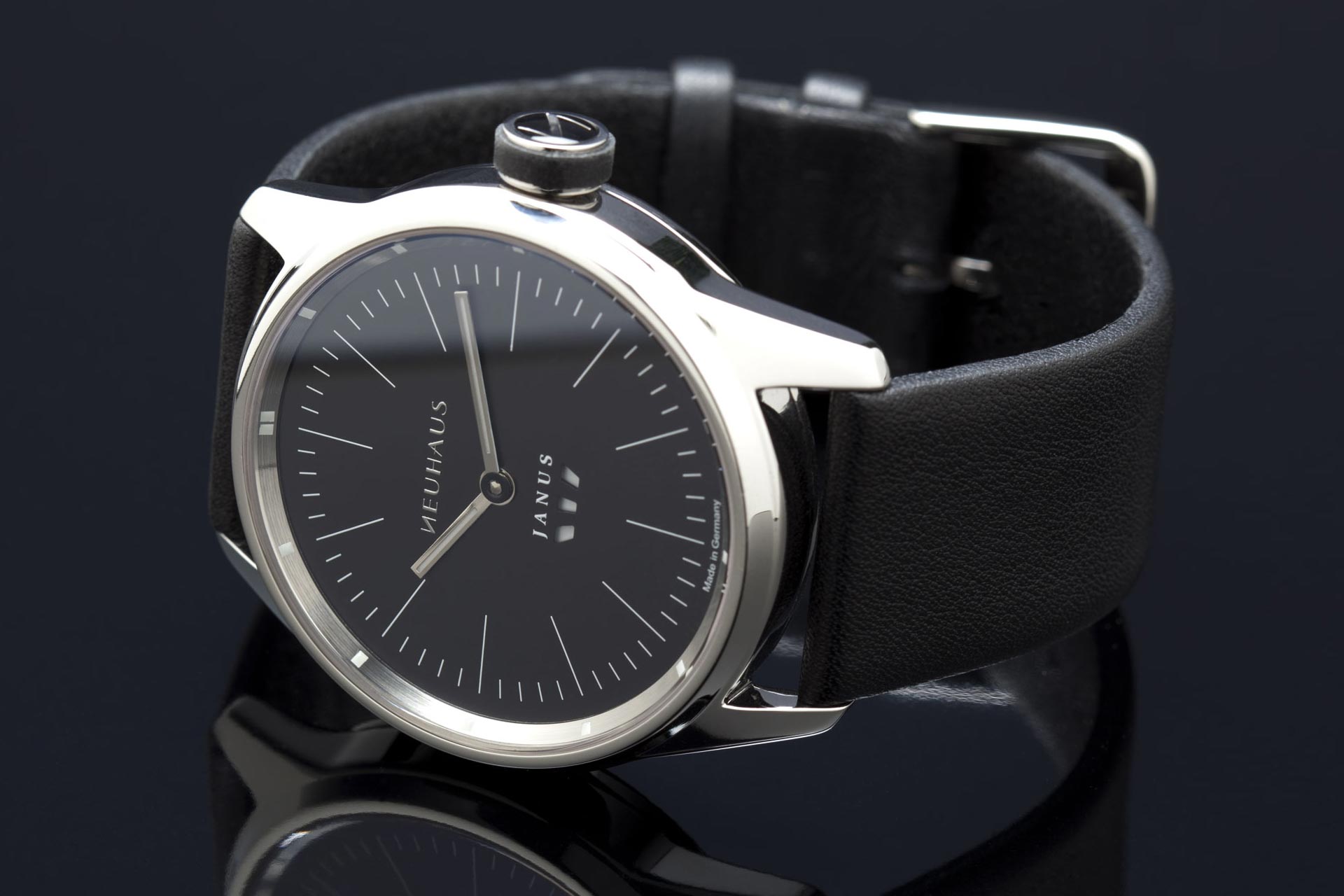 Zweizeigeruhr von NEUHAUS Timepieces, Modell JANUS minimal, mobil liegend