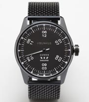 Einzeigeruhr von NEUHAUS Timepieces, Modell JANUS DoubleSpeed-Sport, Zifferblatt schwarz, Leuchtfarbenring schwarz, Milanaiseband PVD schwarz