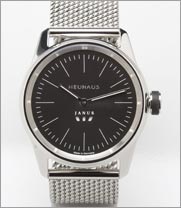 Zweizeigeruhr von NEUHAUS Timepieces, Modell JANUS minimal, Zifferblatt schwarz, Leuchtfarbenring silber, Milanaiseband edelstahl